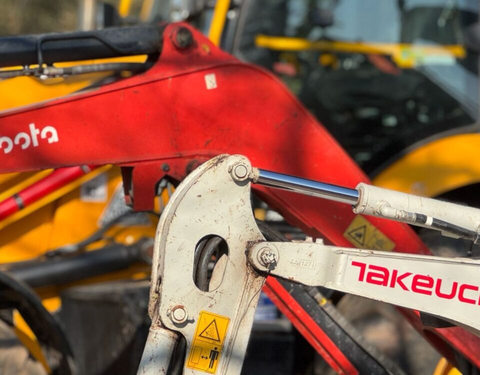 difference-choosing-between-similar-tools-machines